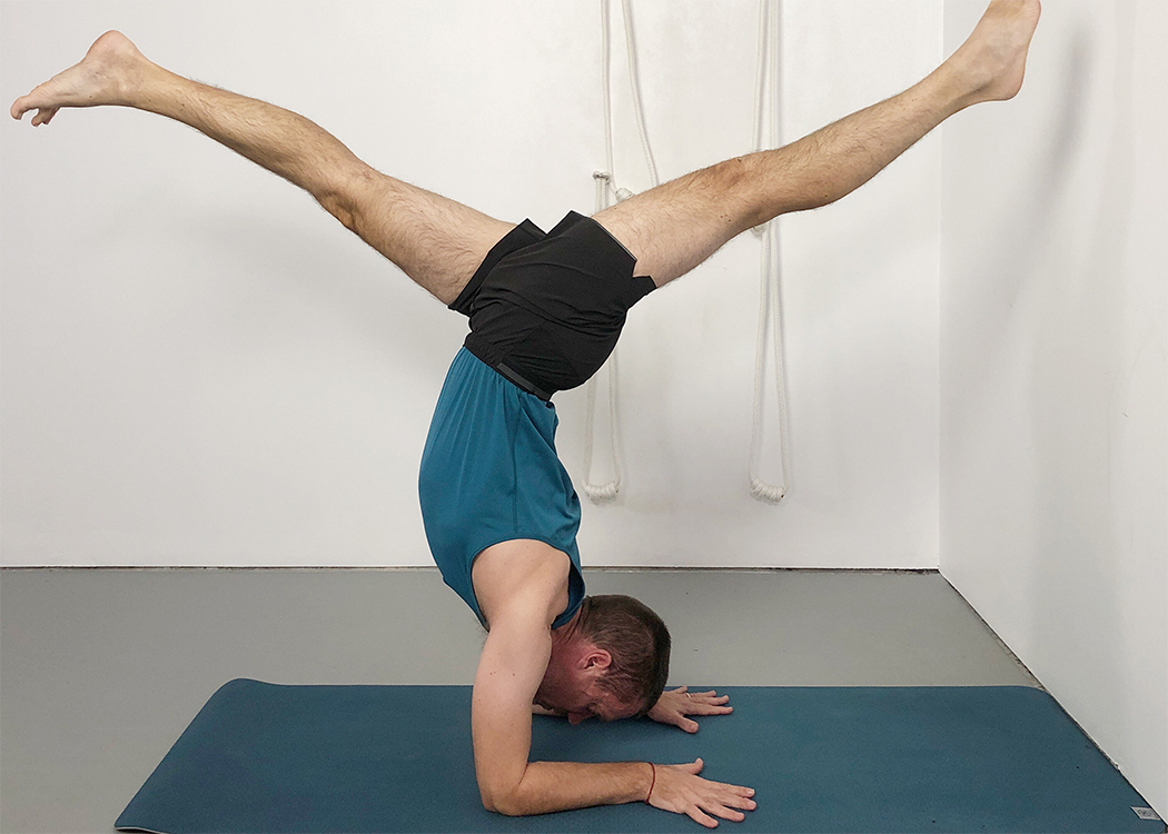 pincha mayurasana