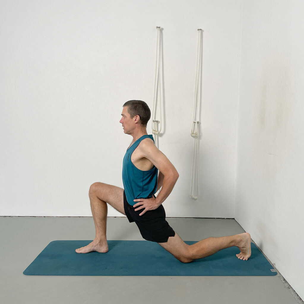 Lifting to virabhadrasana 1 from knee on the floor